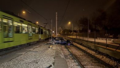 Bariyerlere çarpıp metro raylarına girdi