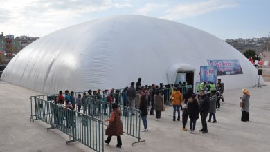 Mersin’deki buz pisti öğrencileri ağırlıyor